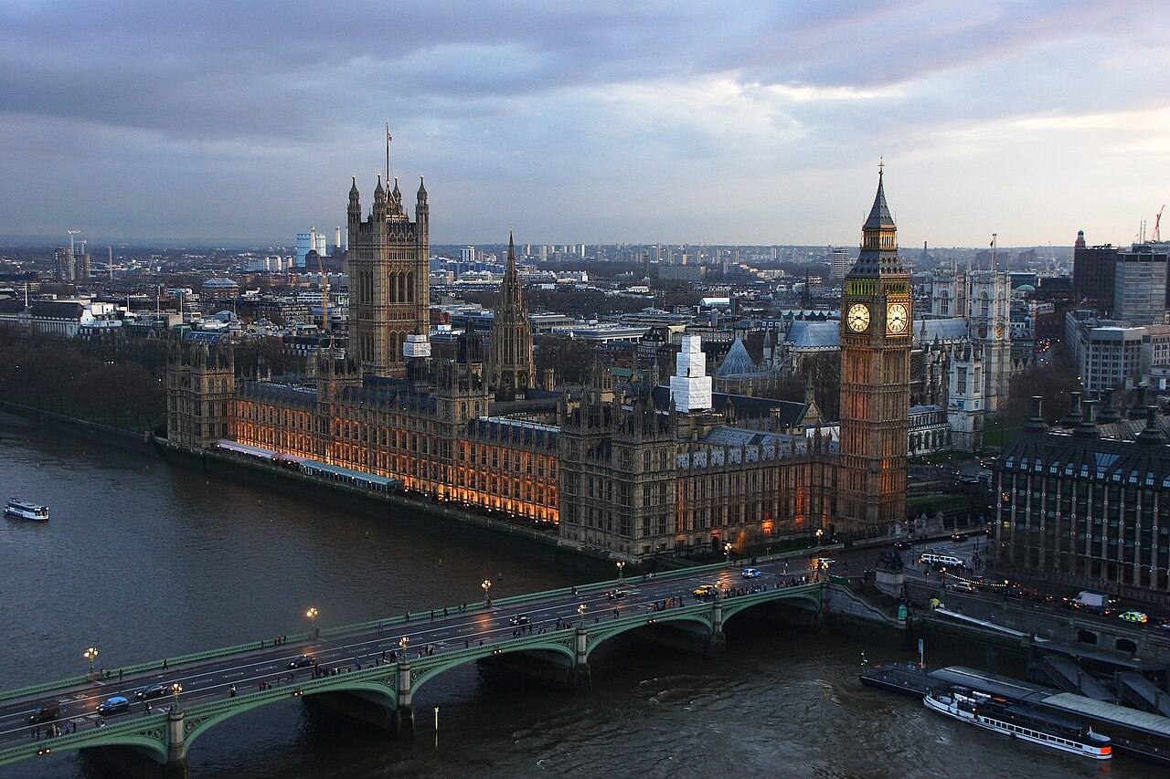 Vista aérea del Palacio de Westminster y la torre del Big Ben junto al río Támesis, sede del Parlamento británico que debe aprobar la ley antes de fin de año