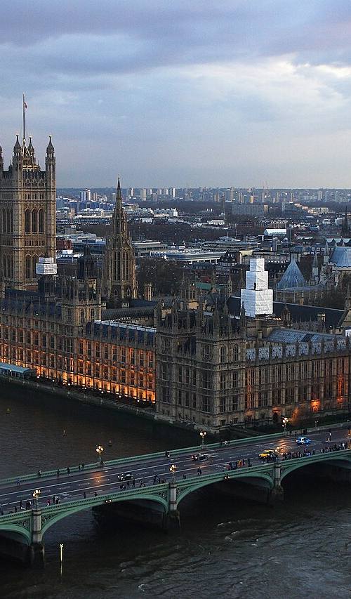 Vista aérea del Palacio de Westminster y la torre del Big Ben junto al río Támesis, sede del Parlamento británico que debe aprobar la ley antes de fin de año