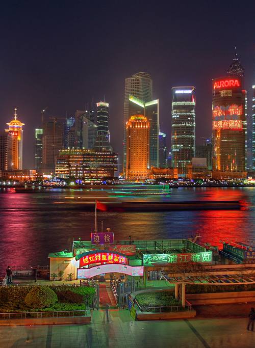 Vista aérea nocturna de la ciudad de Shenzhen, con rascacielos iluminados que simbolizan la innovación tecnológica en la Gran Bahía de China.