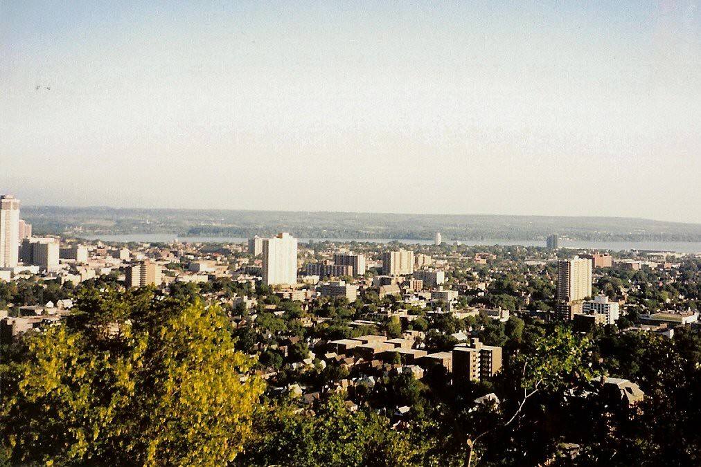 Vista aérea de la ciudad de Hamilton, Canadá, con el ayuntamiento o un área industrial en el fondo.