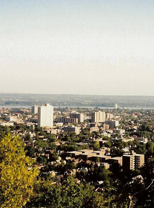 Vista aérea de la ciudad de Hamilton, Canadá, con el ayuntamiento o un área industrial en el fondo.