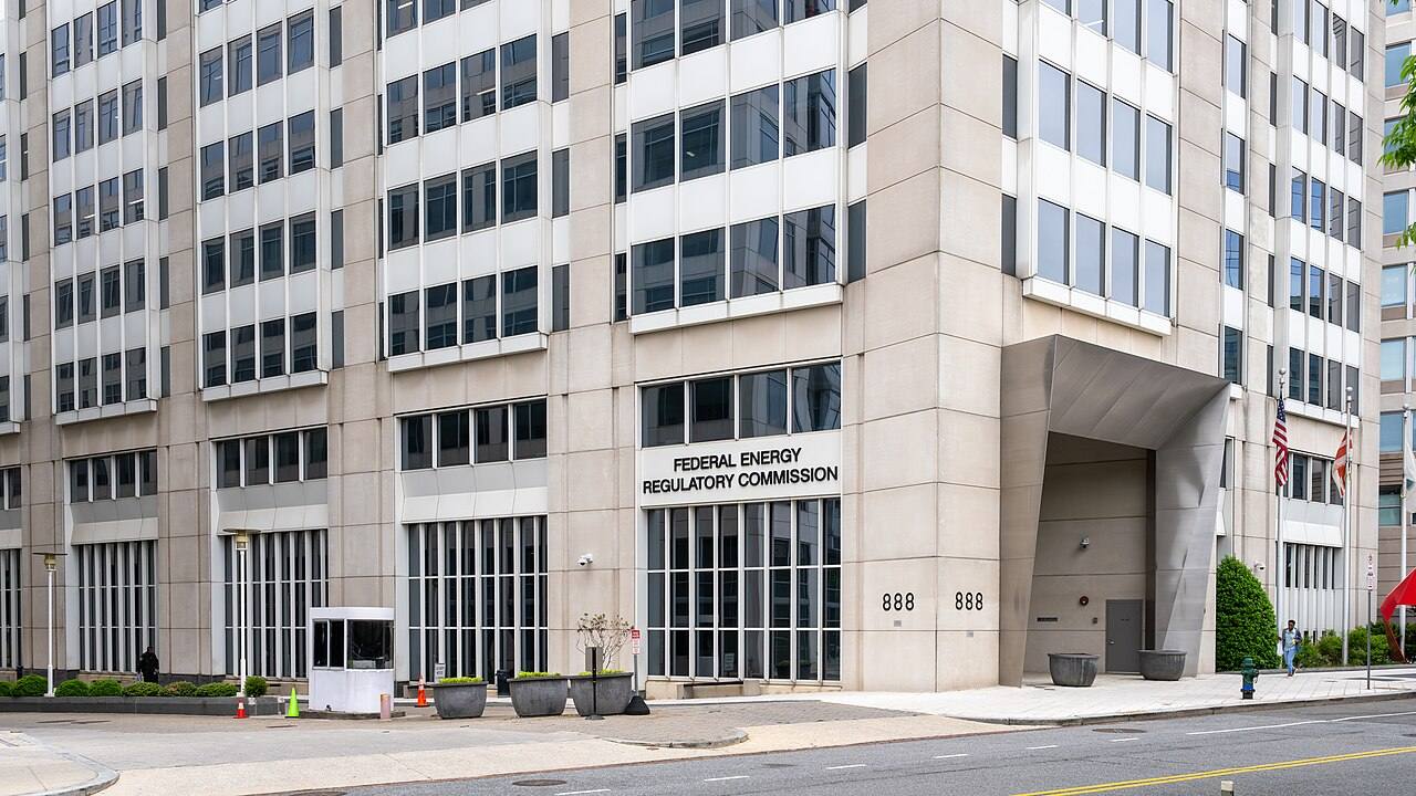 Entrada principal de la sede de la Comisión Federal Reguladora de Energía (FERC) en Washington D.C., con el rótulo Federal Energy Regulatory Commission y el número 888 sobre la fachada