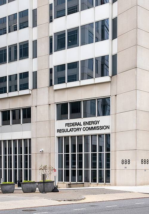 Entrada principal de la sede de la Comisión Federal Reguladora de Energía (FERC) en Washington D.C., con el rótulo Federal Energy Regulatory Commission y el número 888 sobre la fachada