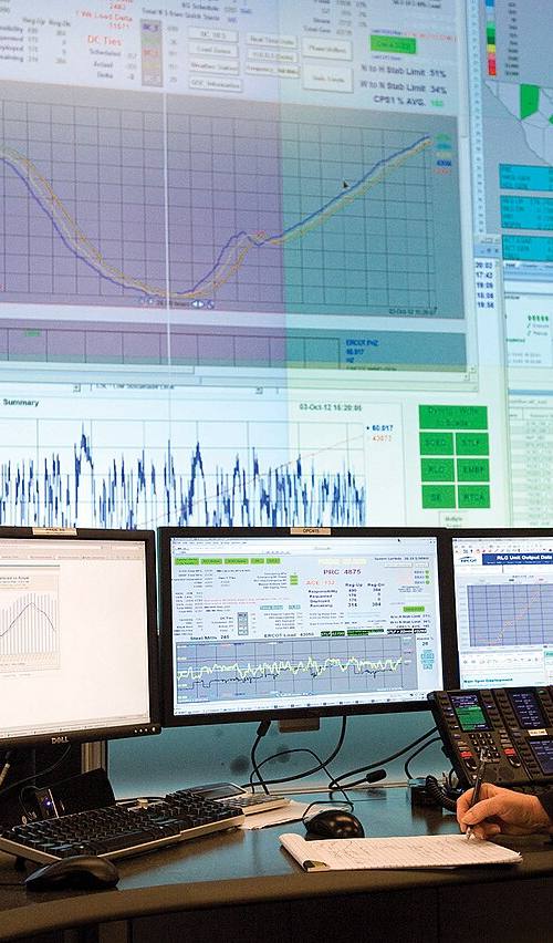 Una despachadora de ERCOT, el operador de la red eléctrica de Texas, supervisa en su sala de control varias pantallas con las curvas de generación y demanda en tiempo real y el mapa de zonas de carga del estado.