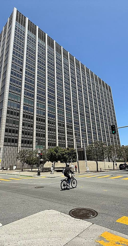Torre del Phillip Burton Federal Building, sede del tribunal federal de San Francisco, en la esquina de Golden Gate Avenue con la calle Polk, bajo un cielo despejado