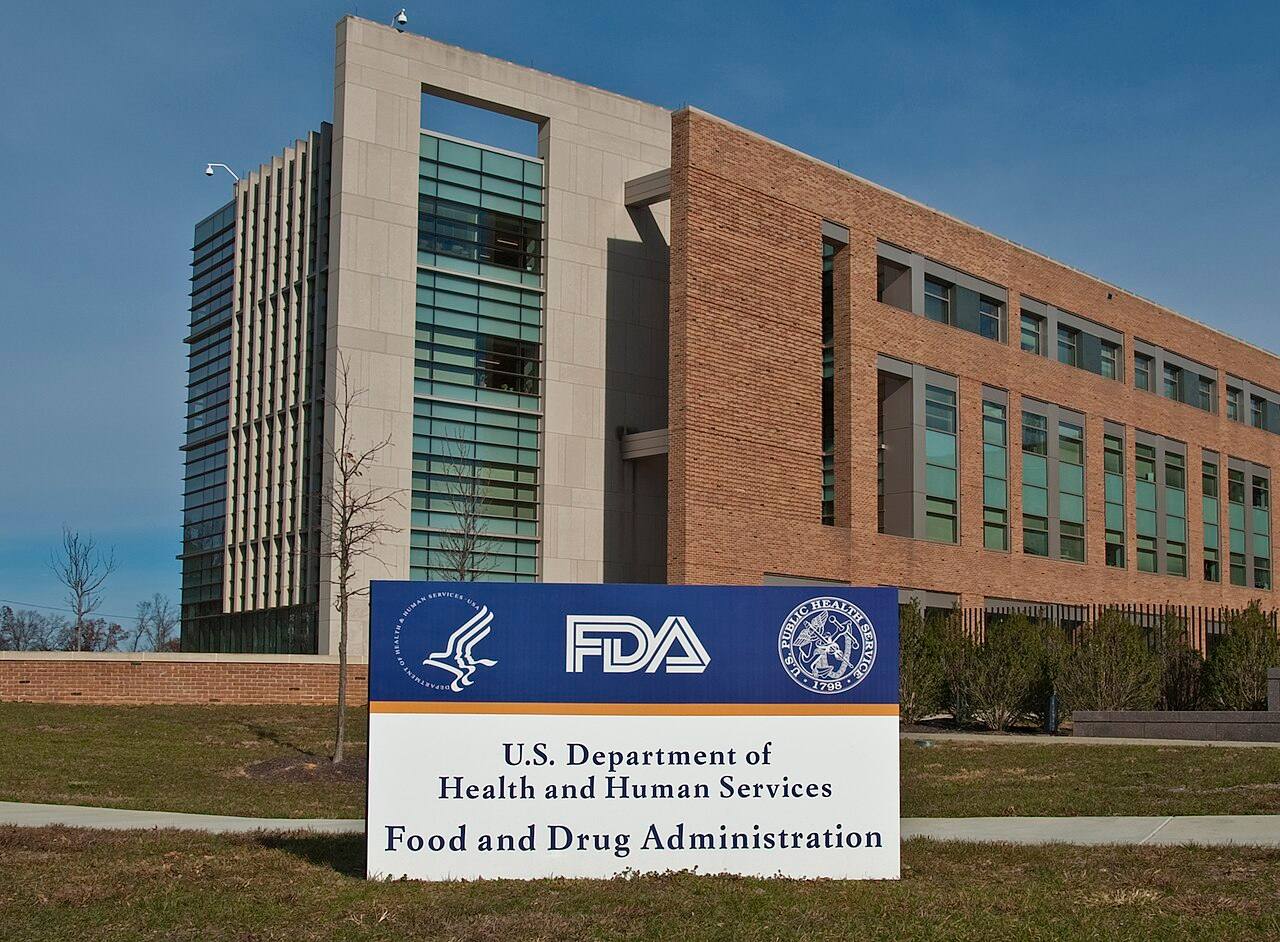 Cartel de la FDA y del Departamento de Salud y Servicios Humanos de EE. UU. ante el Edificio 21, en la entrada del campus de la agencia en White Oak, Silver Spring, Maryland