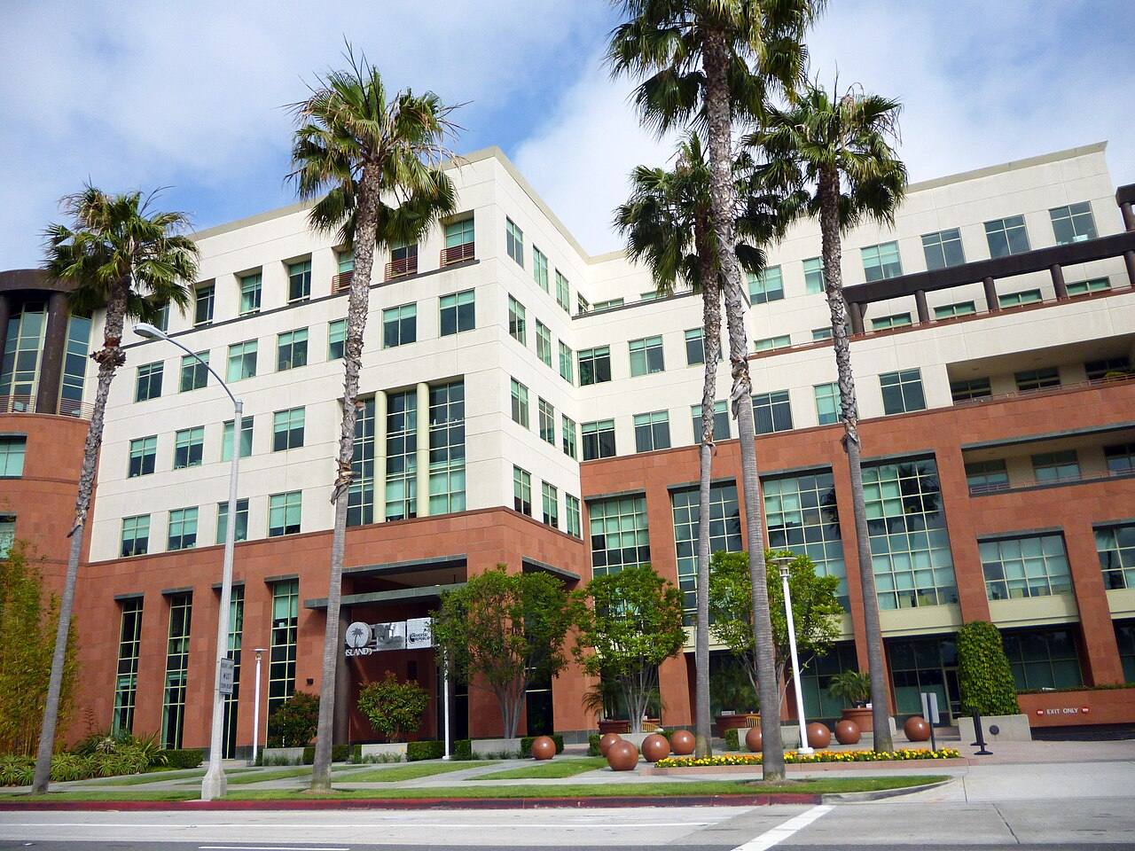 Edificio de oficinas de Universal Music Group en Santa Monica, California, con los rótulos de los sellos Island y Universal Republic sobre la entrada
