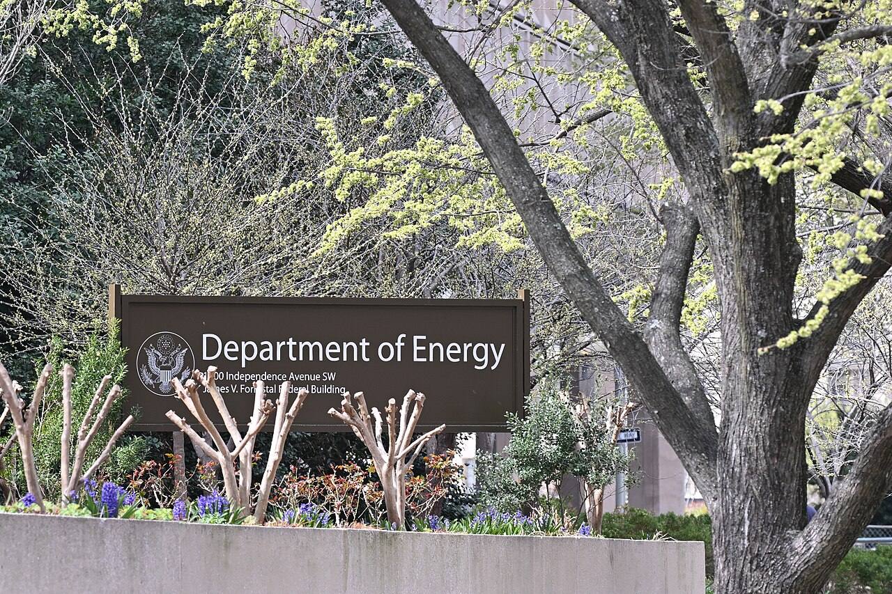 Letrero del Departamento de Energía de EE. UU. junto al edificio James V. Forrestal, su sede en Washington D.C.