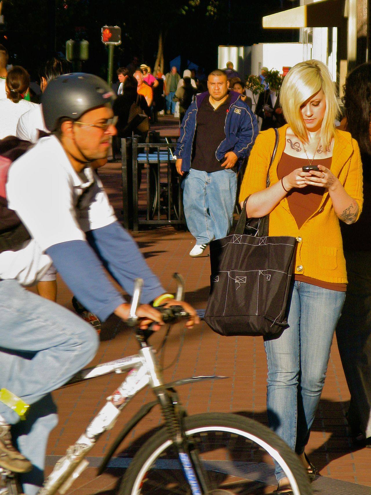 Una joven consulta su teléfono móvil en plena calle