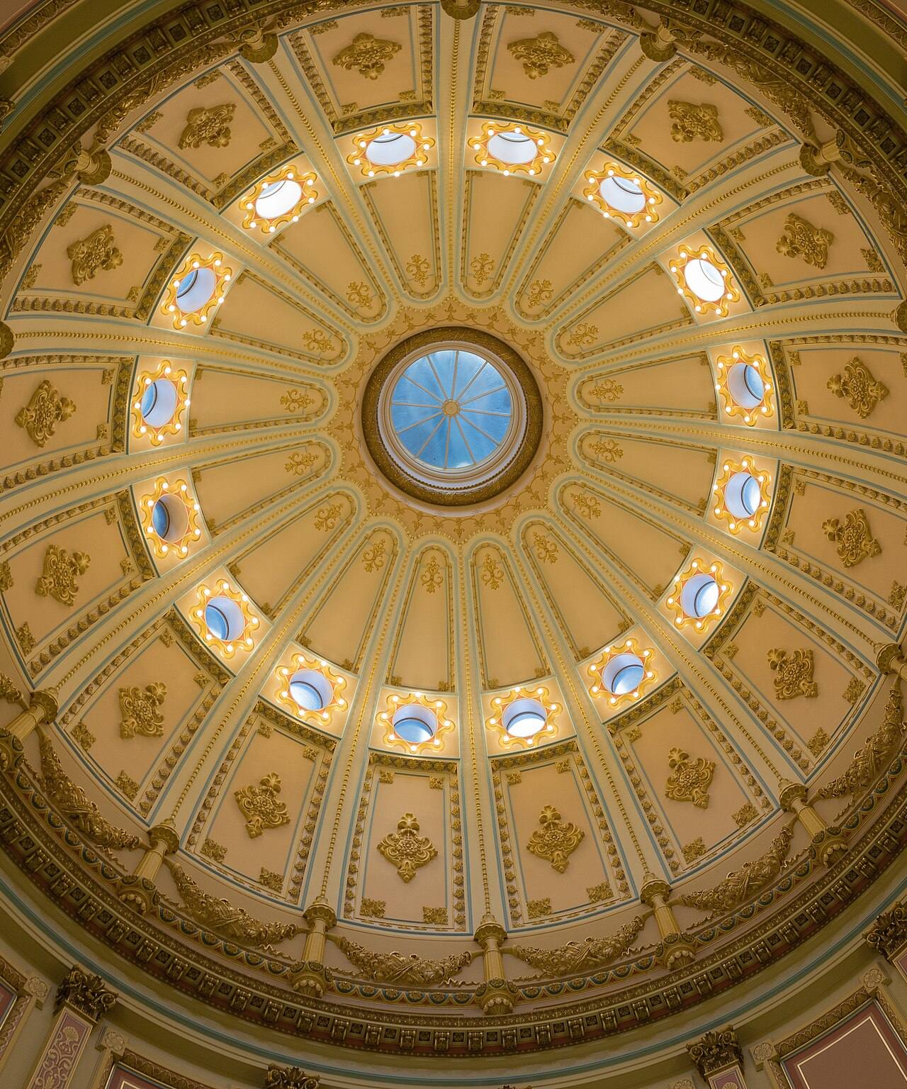 Interior de la cúpula del Capitolio de California, en Sacramento