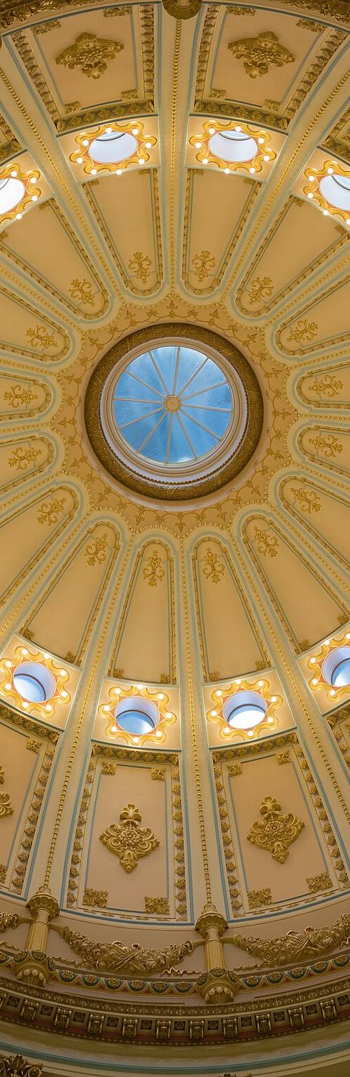 Interior de la cúpula del Capitolio de California, en Sacramento