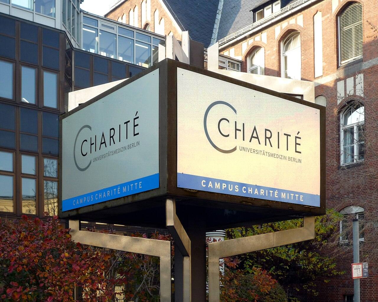 Rótulo con el logotipo "Charité Universitätsmedizin Berlin, Campus Charité Mitte" junto a la fachada de ladrillo del hospital berlinés donde se realizó el ensayo CAR-T