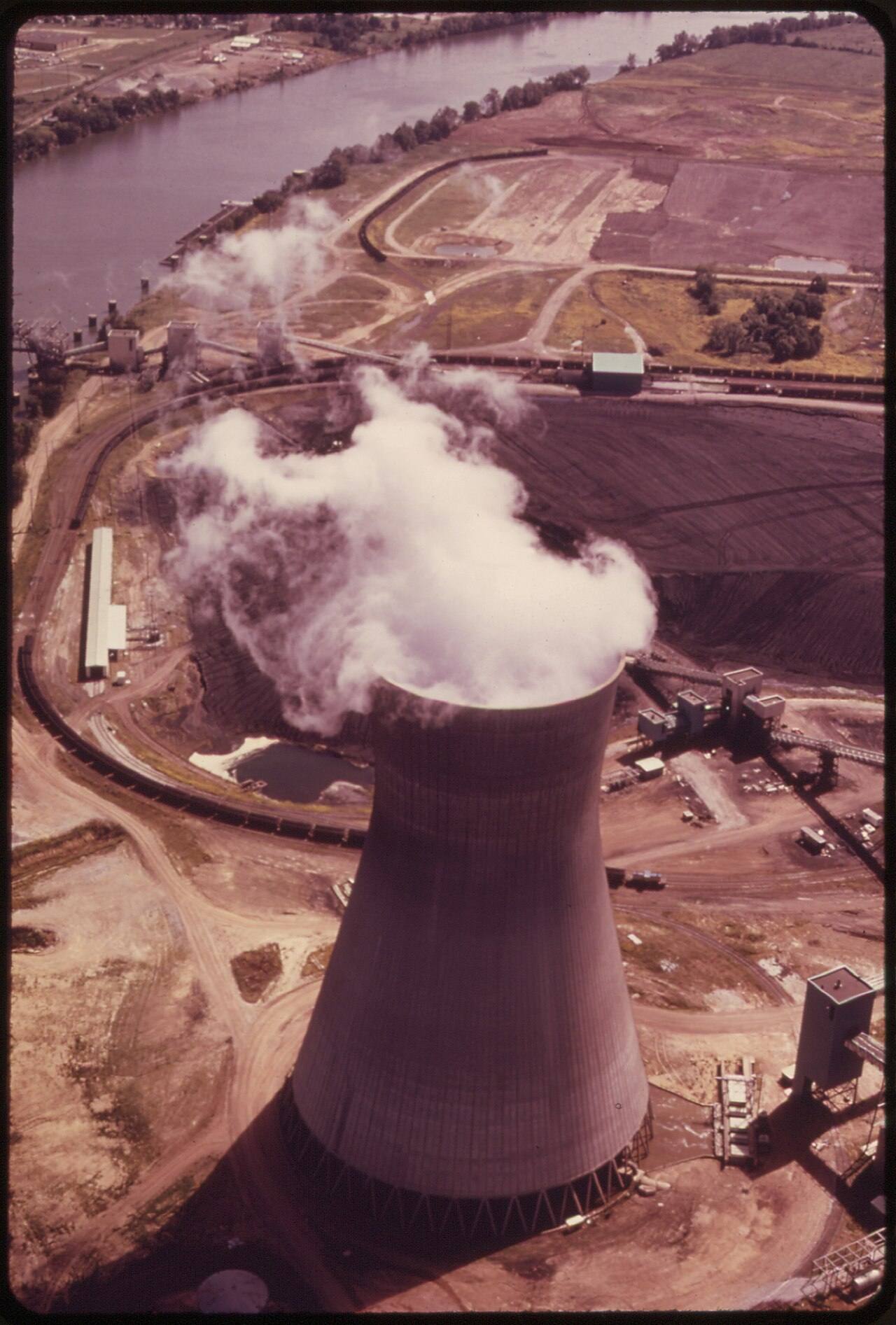 Columna de vapor saliendo de una de las torres de refrigeración de una central térmica de carbón