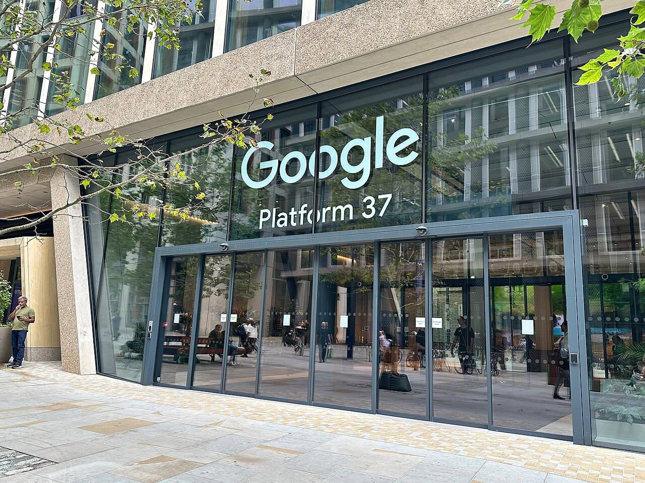 Entrada acristalada de Platform 37 en King's Cross, Londres, con el rótulo "Google Platform 37" sobre la fachada; aquí trasladó Google DeepMind su sede en el verano de 2026