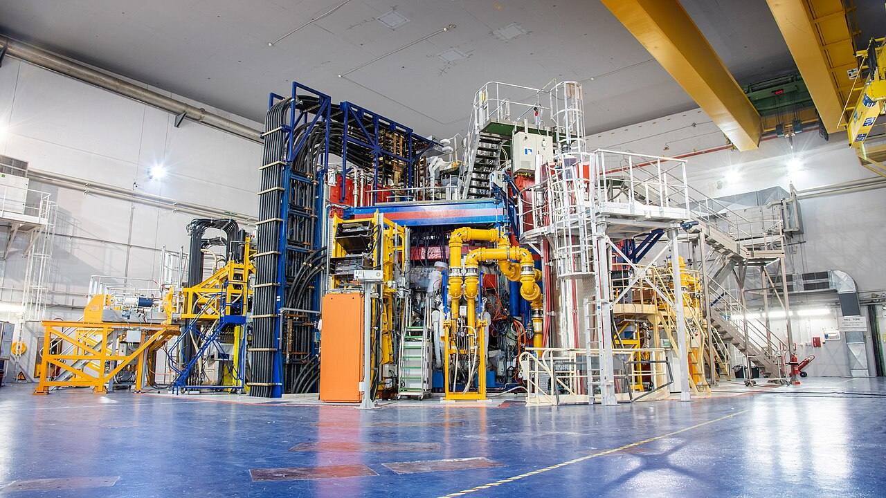 El interior de la sala del tokamak WEST, con su estructura de bobinas y conducciones