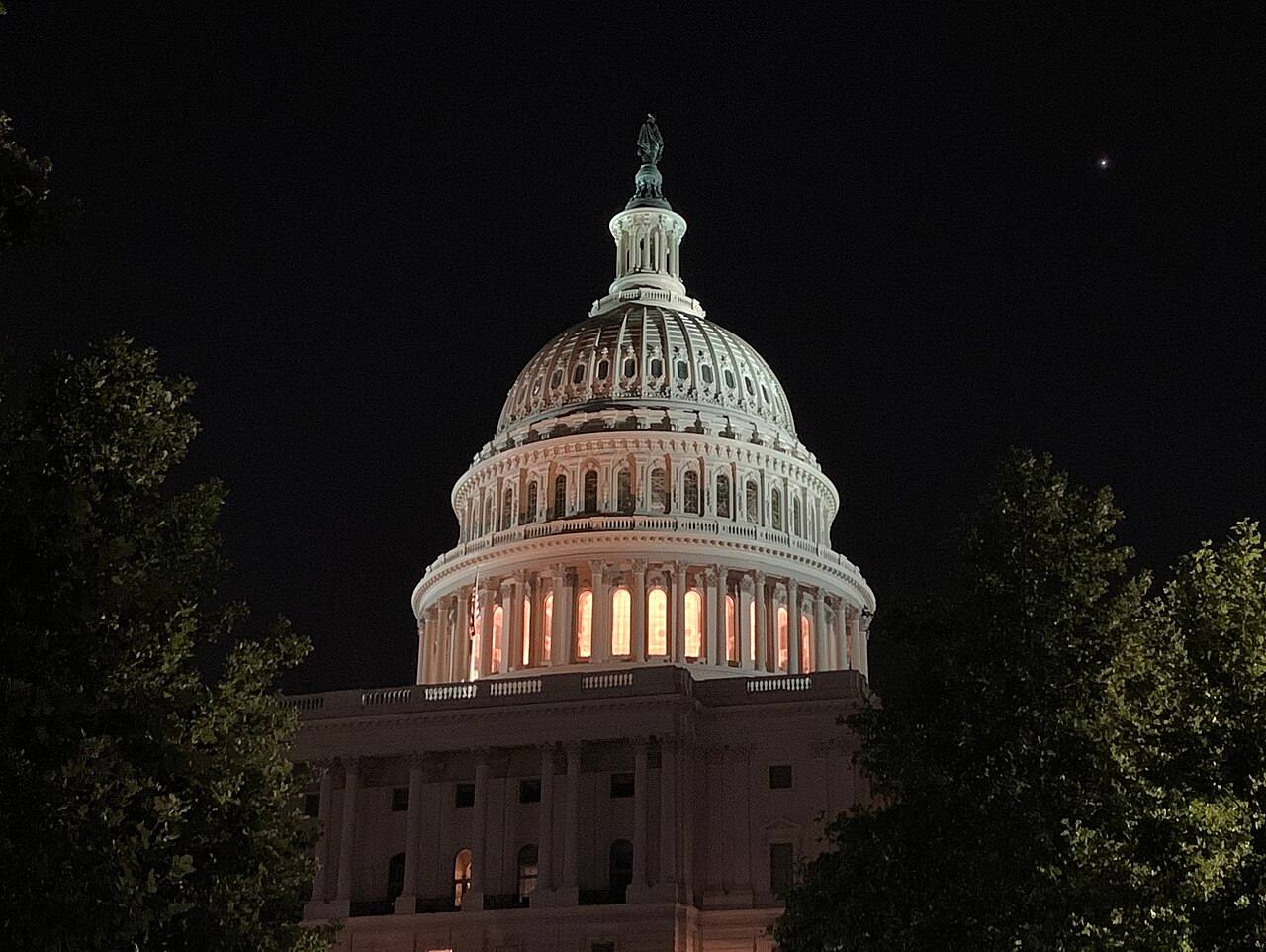 La cúpula del Capitolio de Estados Unidos iluminada de noche