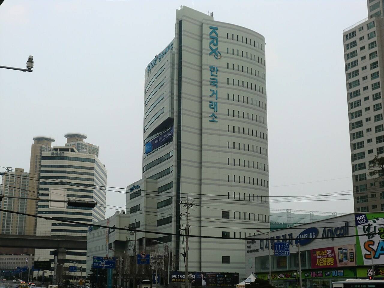 Torre del Korea Exchange (KRX), la bolsa surcoreana, en Busan, con el rótulo KRX y el texto coreano 한국거래소 en la fachada, sin personas en el encuadre