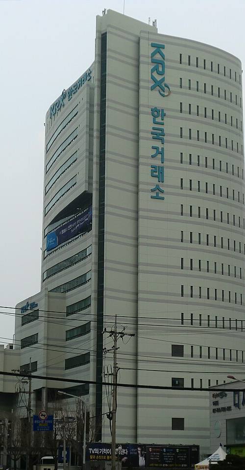 Torre del Korea Exchange (KRX), la bolsa surcoreana, en Busan, con el rótulo KRX y el texto coreano 한국거래소 en la fachada, sin personas en el encuadre