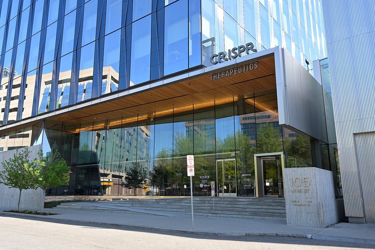 Fachada acristalada del edificio de CRISPR Therapeutics en el Seaport de Boston, con el rótulo de la empresa sobre la entrada principal