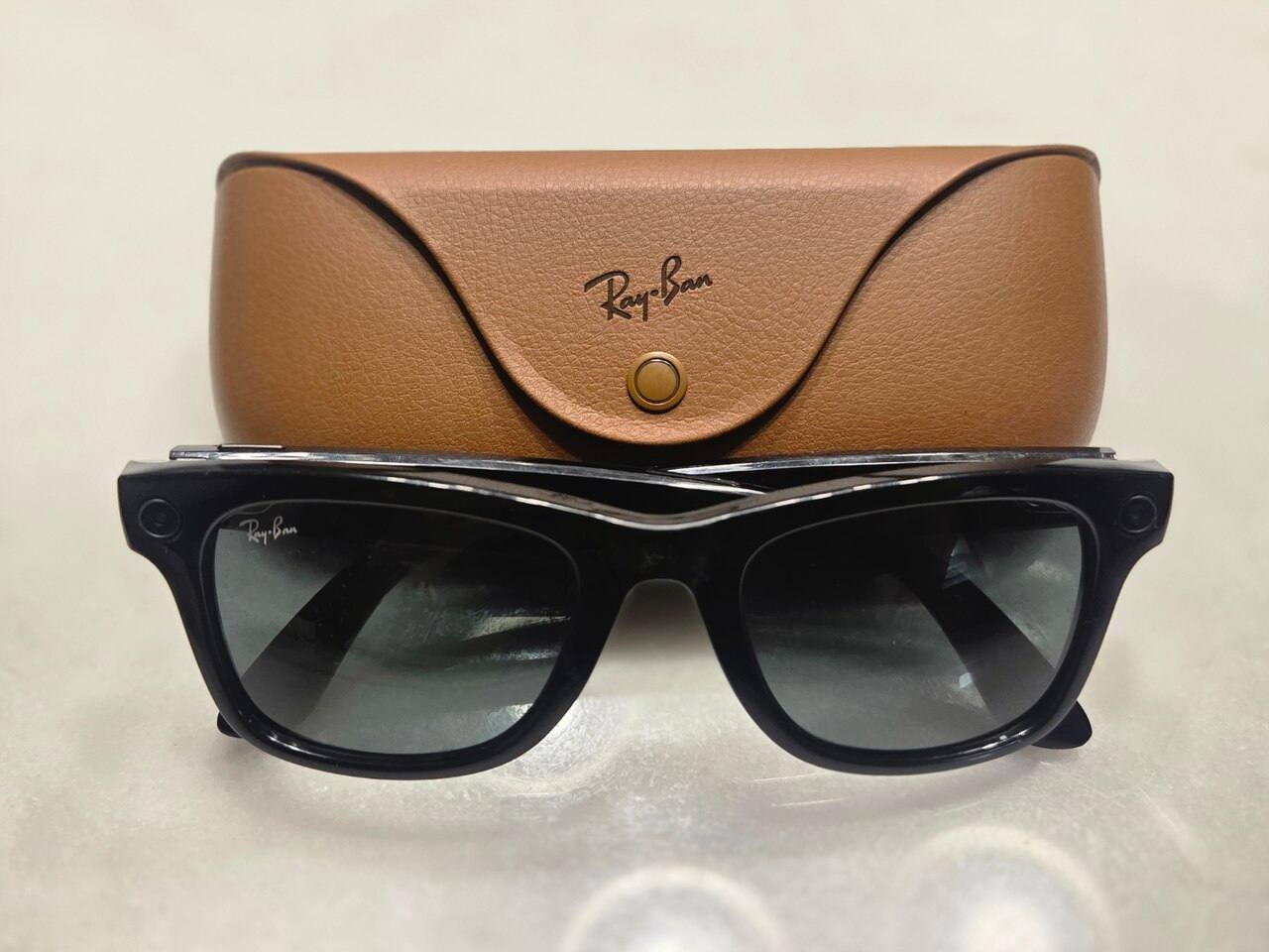Gafas inteligentes Ray-Ban Meta con su estuche de carga