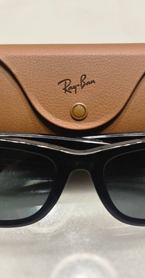 Gafas inteligentes Ray-Ban Meta con su estuche de carga