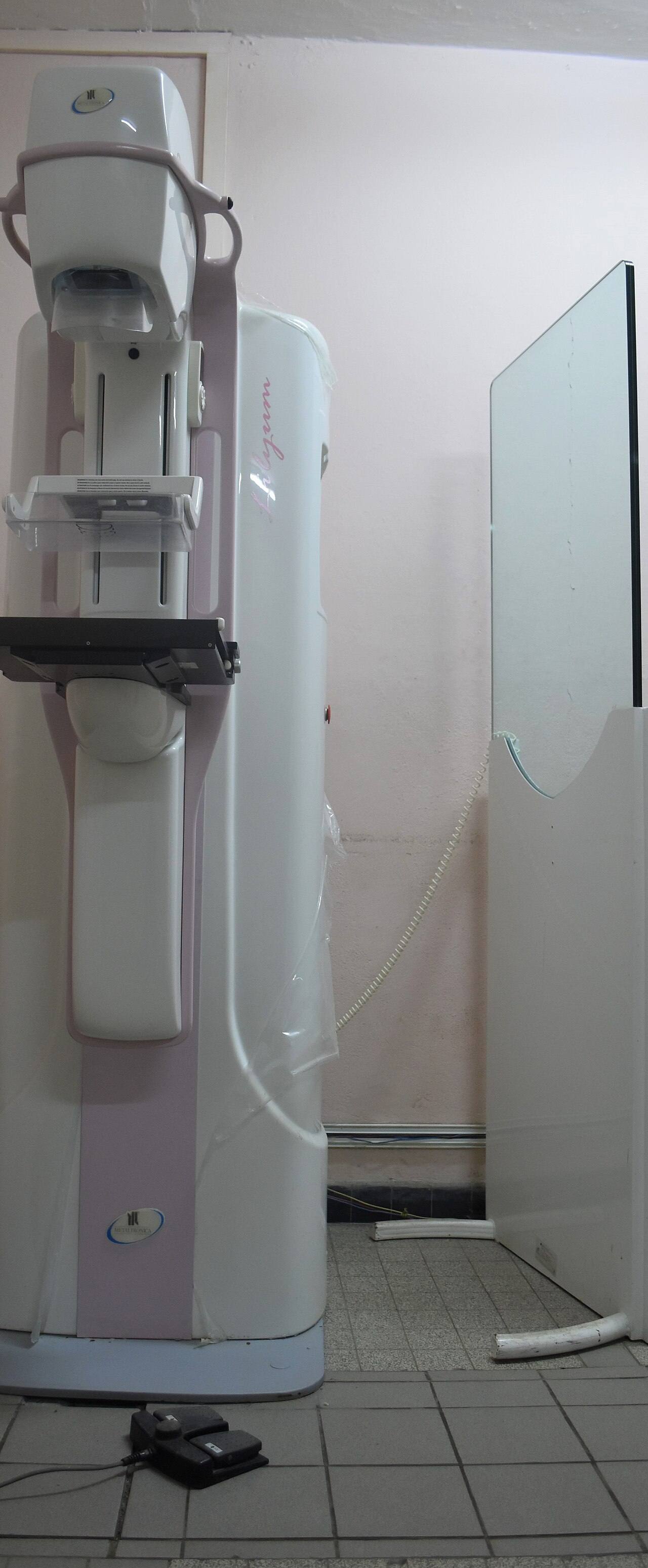 Mamógrafo en una sala de radiología