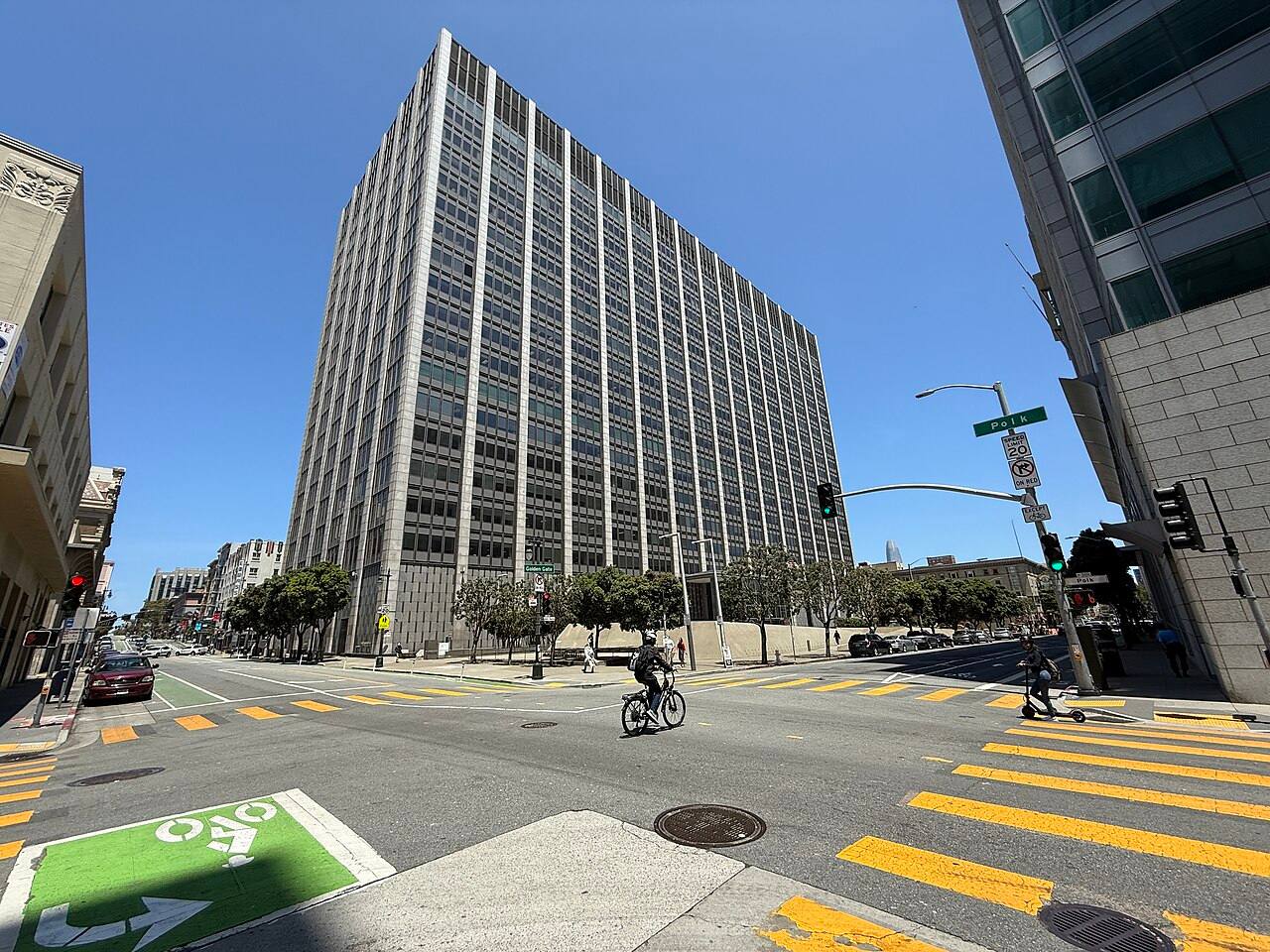 Torre del Edificio Federal Phillip Burton en San Francisco, sede del Tribunal de Distrito de EE. UU. para el Distrito Norte de California, vista desde la calle en una esquina del Civic Center