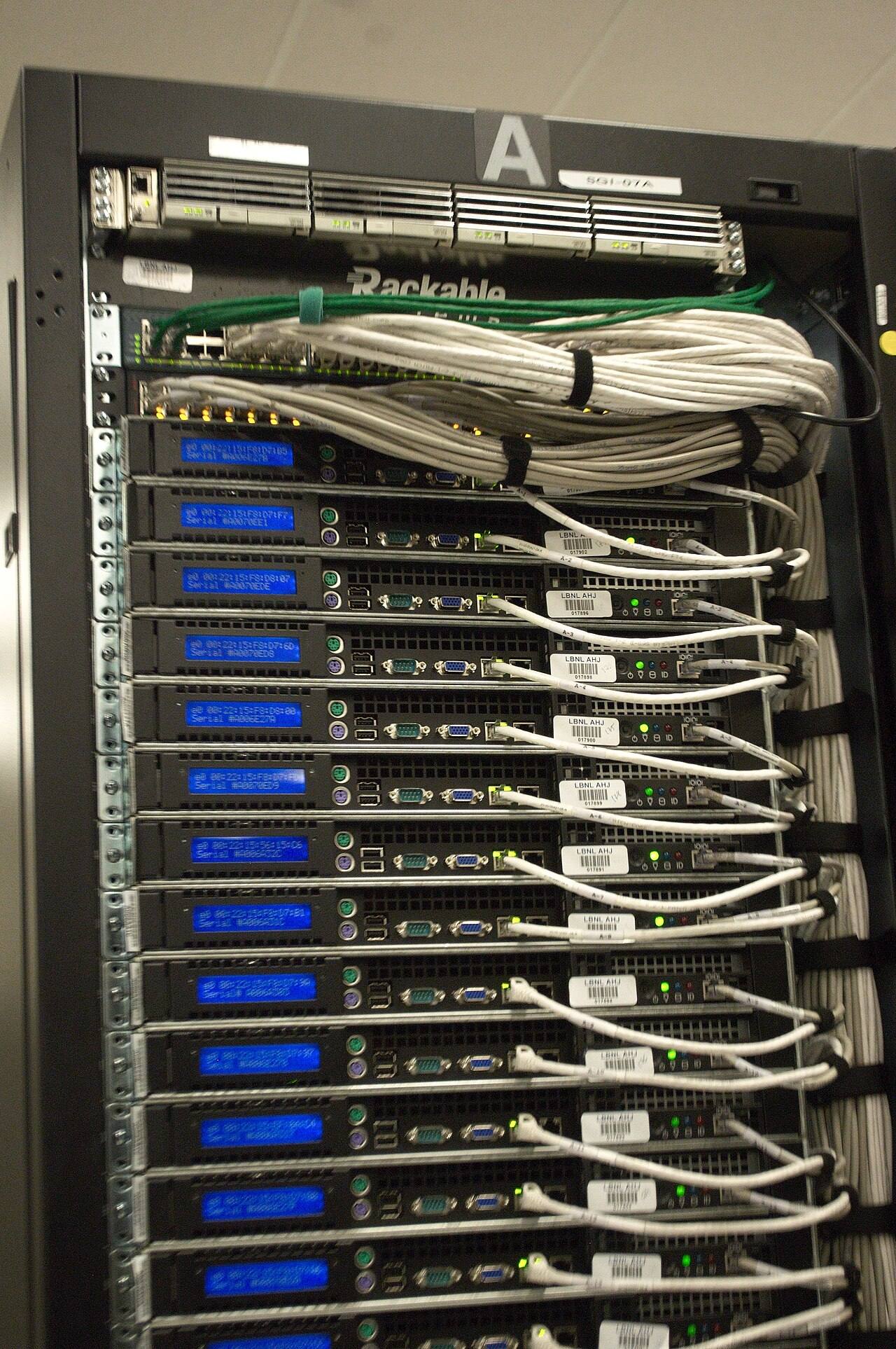 Parte trasera de un armario de servidores con decenas de cables y luces azules