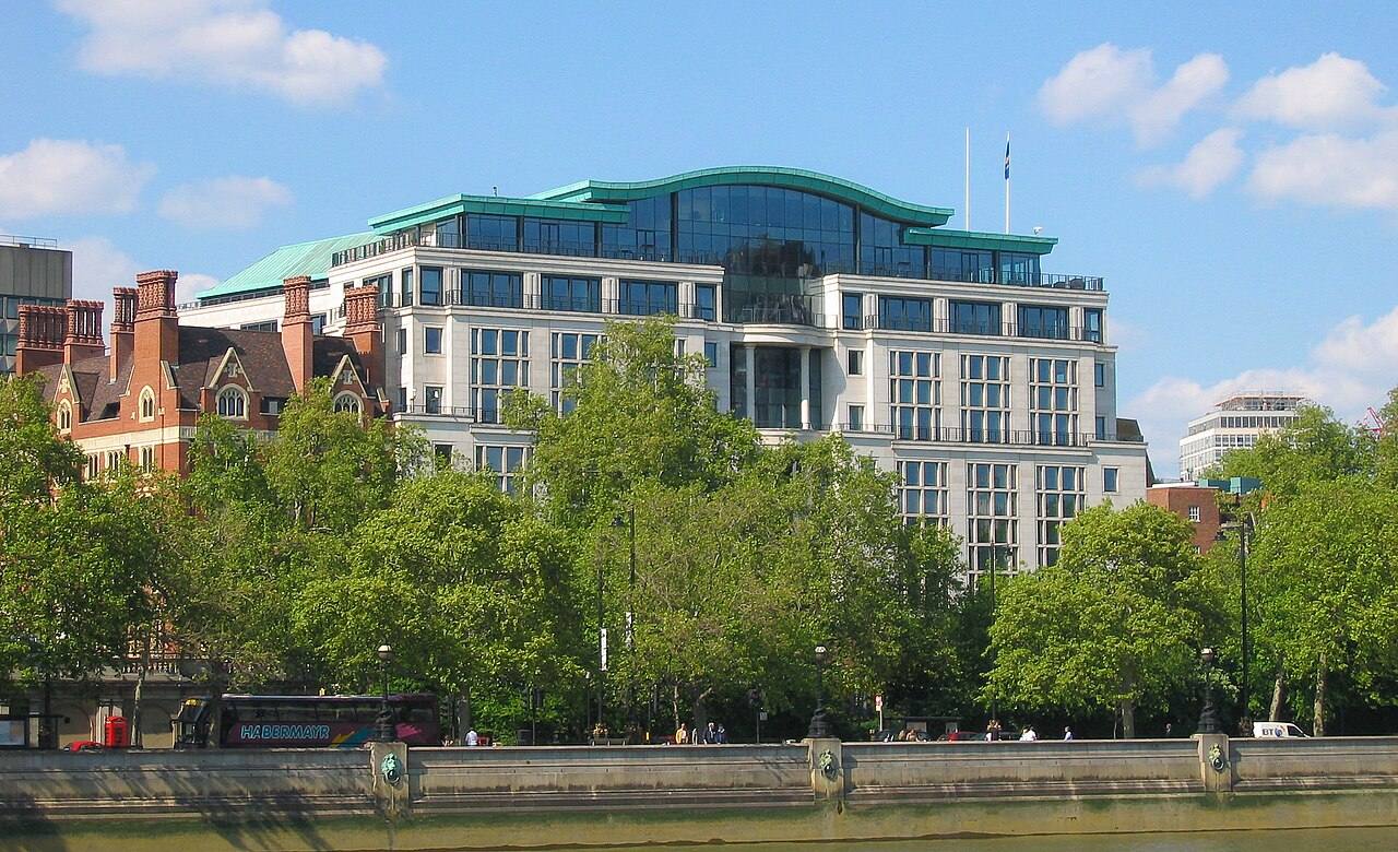 Globe House, la sede londinense de British American Tobacco, vista desde la otra orilla del Támesis en Victoria Embankment