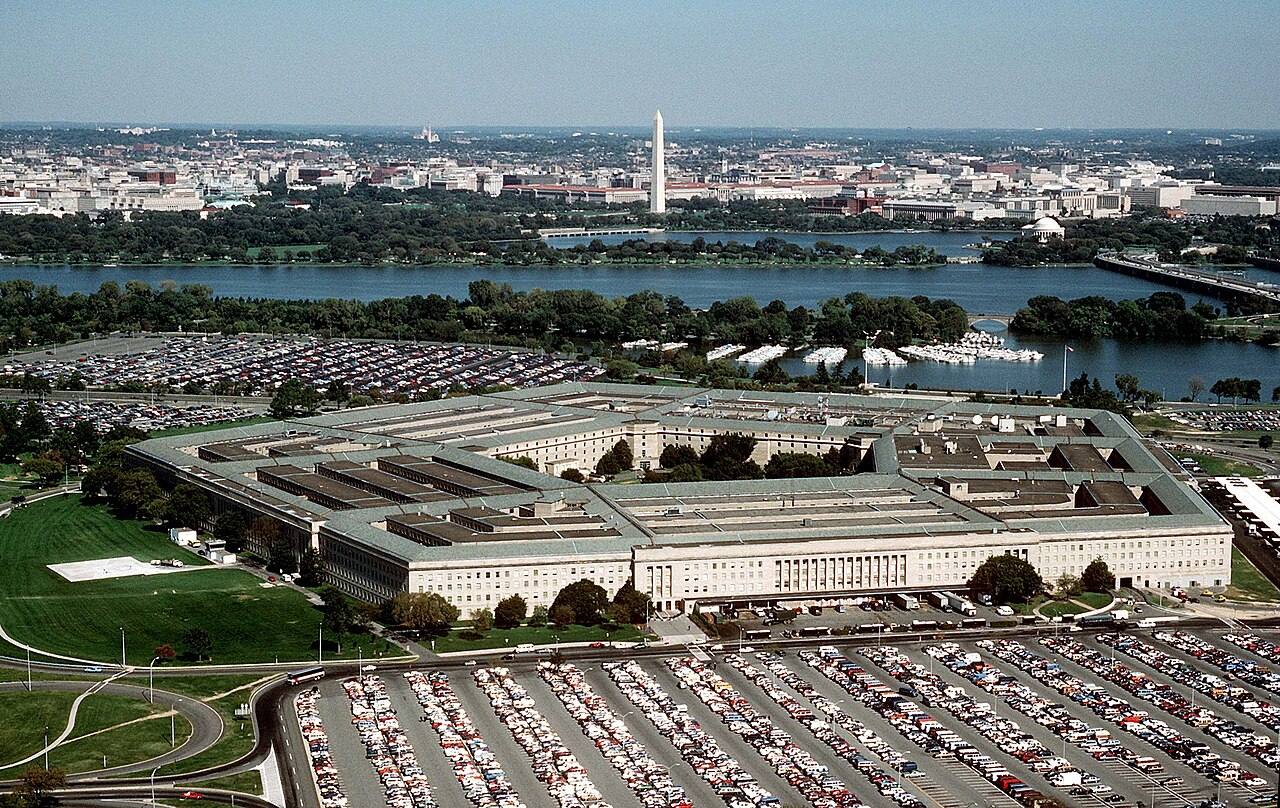 Vista aérea del Pentágono, sede del Departamento de Defensa de EE. UU. en Washington, con el río Potomac y el Monumento a Washington al fondo