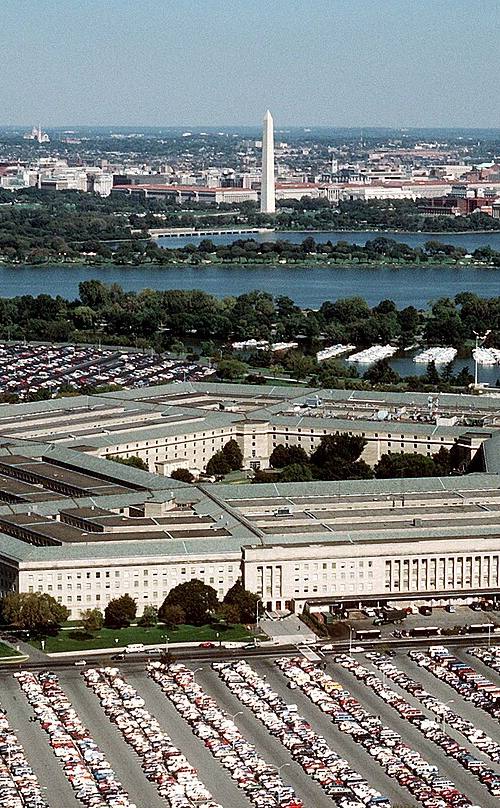 Vista aérea del Pentágono, sede del Departamento de Defensa de EE. UU. en Washington, con el río Potomac y el Monumento a Washington al fondo