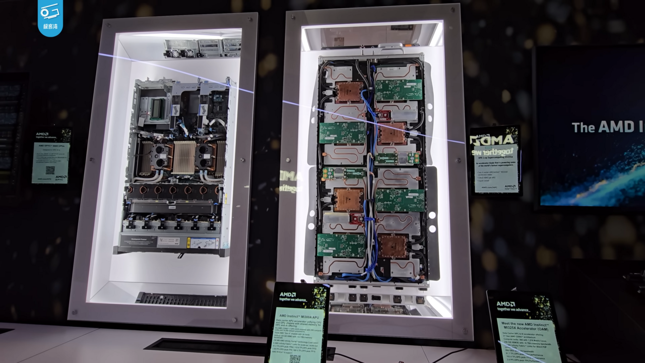 Cartel oficial de AMD con las especificaciones del acelerador Instinct MI325X, junto a la vitrina que exhibe el hardware real refrigerado por líquido en el stand de AMD durante el CES 2025