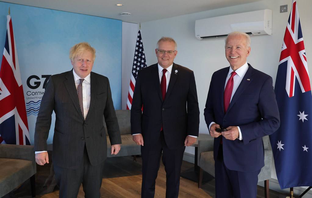 Líderes mundiales sentados en una mesa redonda durante la cumbre del G7 en Évian, Francia.
