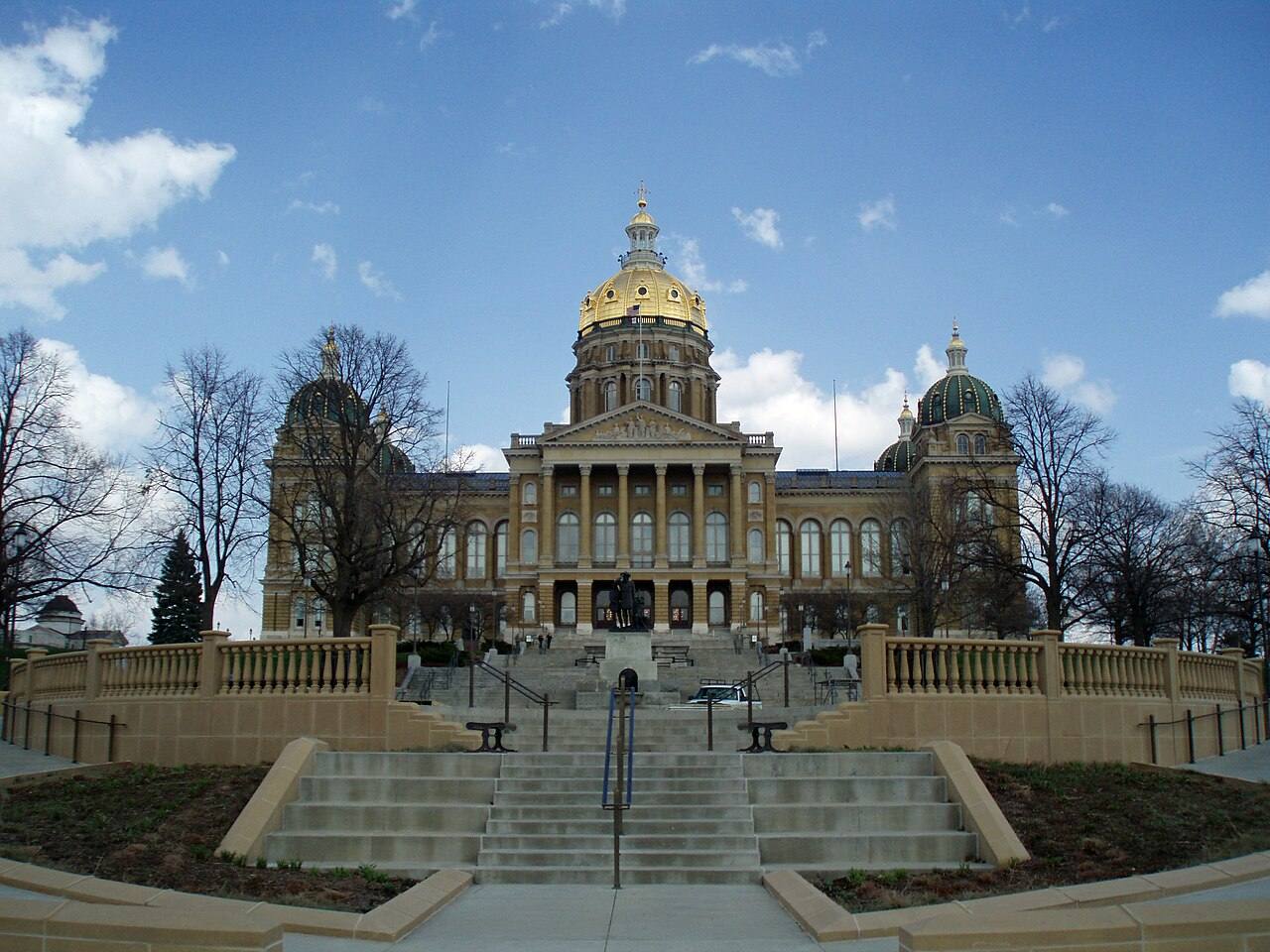 Fachada del Capitolio de Iowa en Des Moines, con su cúpula dorada, vista de frente desde la escalinata de entrada