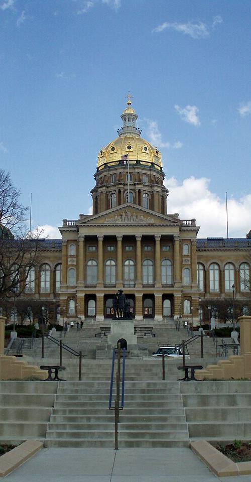 Fachada del Capitolio de Iowa en Des Moines, con su cúpula dorada, vista de frente desde la escalinata de entrada