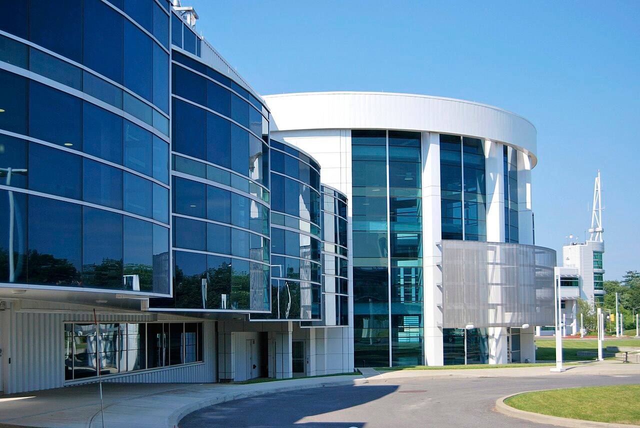 Fachada acristalada de un edificio del campus del Albany NanoTech Complex (antes College of Nanoscale Science and Engineering) en Albany, Nueva York, el centro de investigación de semiconductores donde IBM desarrolla sus chips más avanzados.