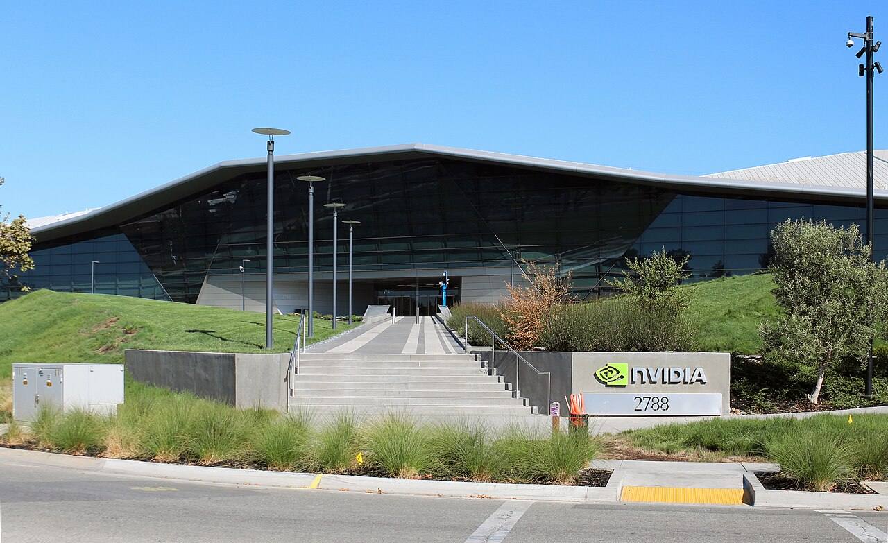 Entrada del edificio Endeavor, sede de Nvidia en Santa Clara, California, con el rótulo "nvidia" y el número 2788 junto a la escalinata de acceso
