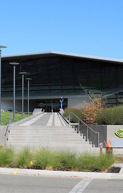Entrada del edificio Endeavor, sede de Nvidia en Santa Clara, California, con el rótulo "nvidia" y el número 2788 junto a la escalinata de acceso