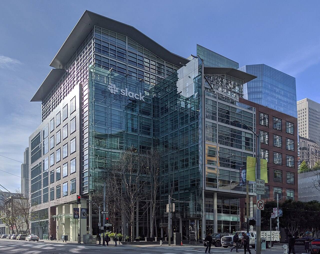 Edificio de oficinas en el 500 de Howard Street, San Francisco: la sede que Anthropic arrendó en 2023 y ocupa como oficina central, fotografiada en enero de 2020 cuando aún era la sede de Slack.