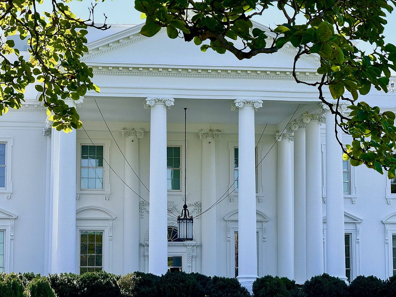 Fachada norte de la Casa Blanca, con su pórtico de columnas y el camino de acceso, fotografiada de día en Washington D. C.