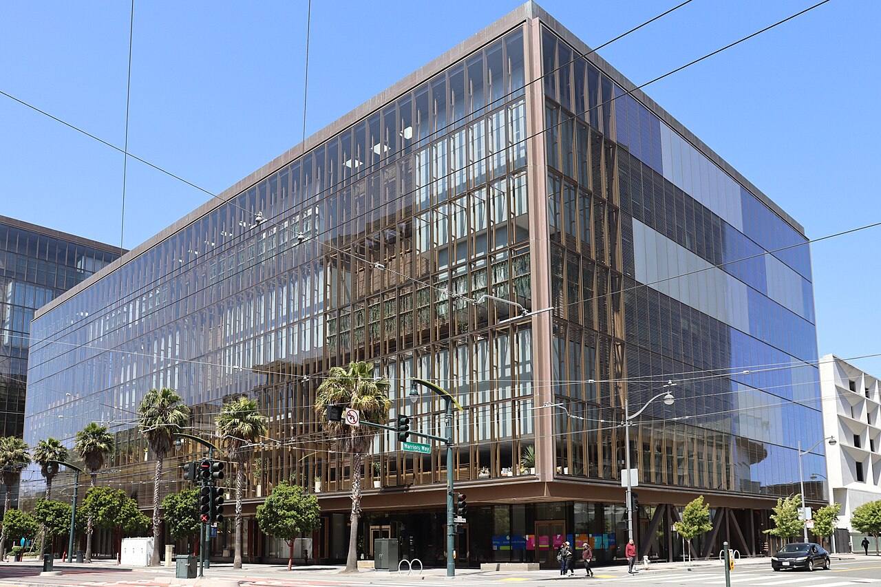 Edificio de oficinas de fachada acristalada y estructura de madera en 1515 Third Street, en el barrio de Mission Bay de San Francisco, ocupado por OpenAI.